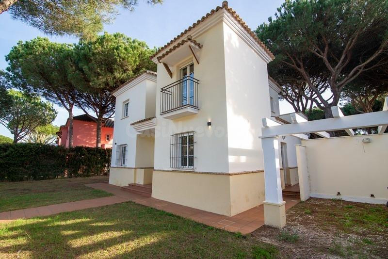 ESPECTACULAR CHALET CON PISCINA Y VISTAS AL GOLF ( loma Sancti-Petri) - foto 3