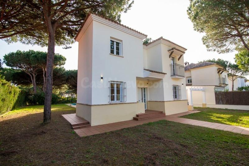 ESPECTACULAR CHALET CON PISCINA Y VISTAS AL GOLF ( loma Sancti-Petri) - foto 4