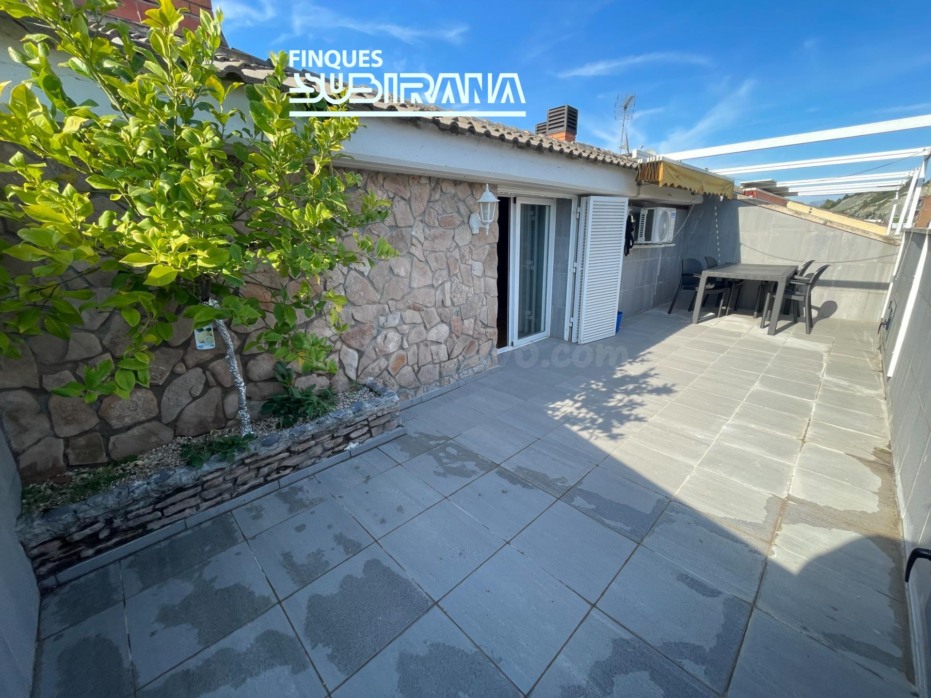 Amplio dúplex exterior con terraza, chimenea y sala polivalente en Sant Maure – Santa Margarida de Montbui