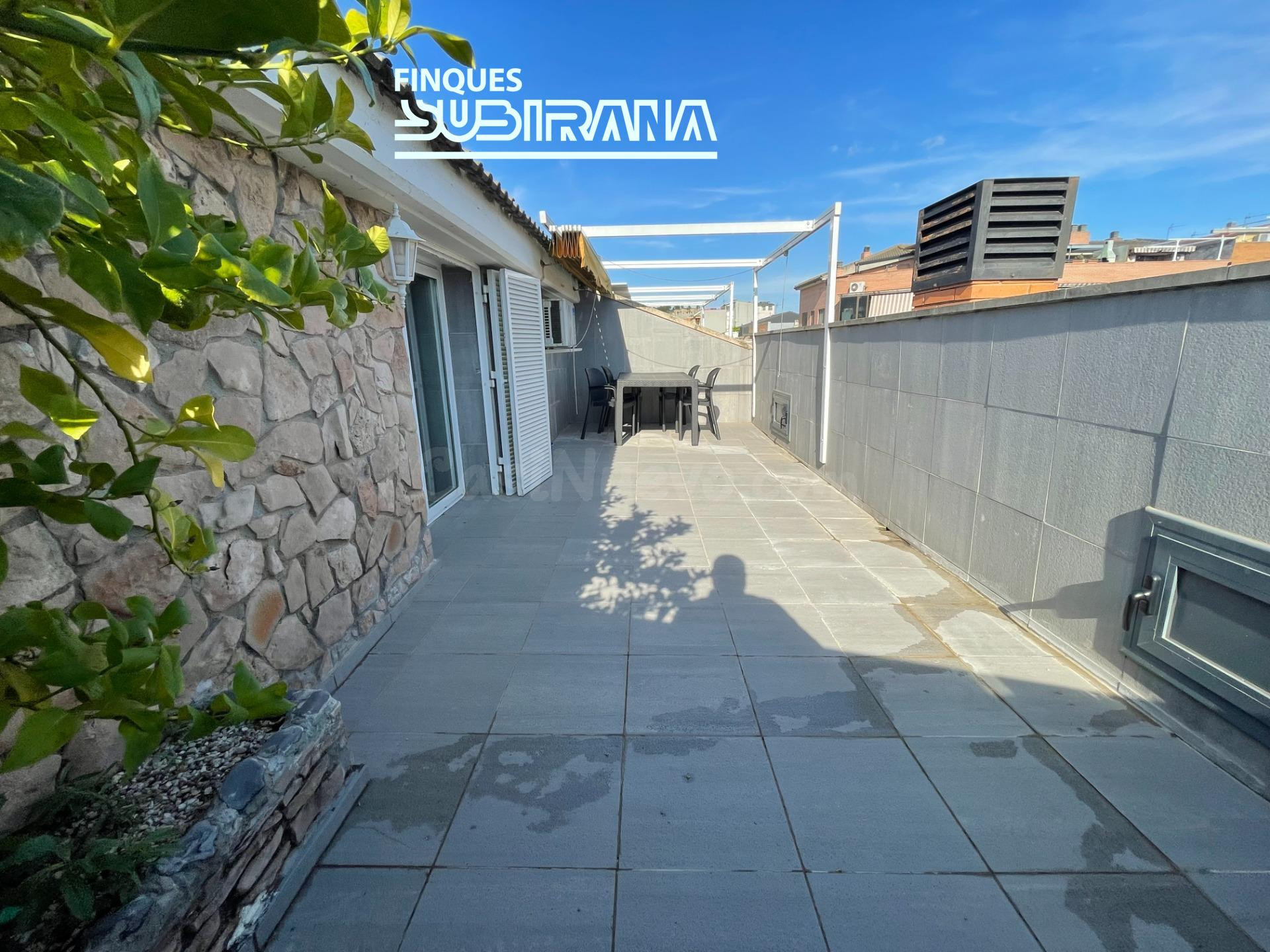 Amplio dúplex exterior con terraza, chimenea y sala polivale - foto 2