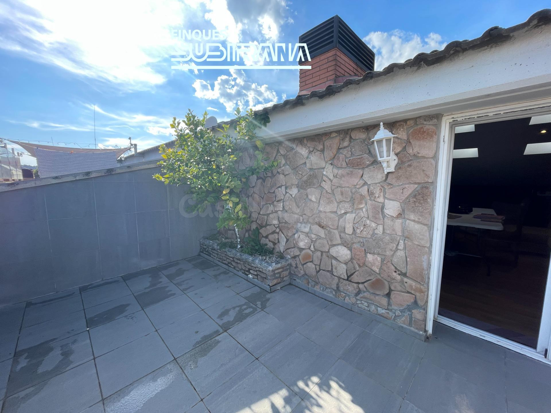 Amplio dúplex exterior con terraza, chimenea y sala polivale - foto 3