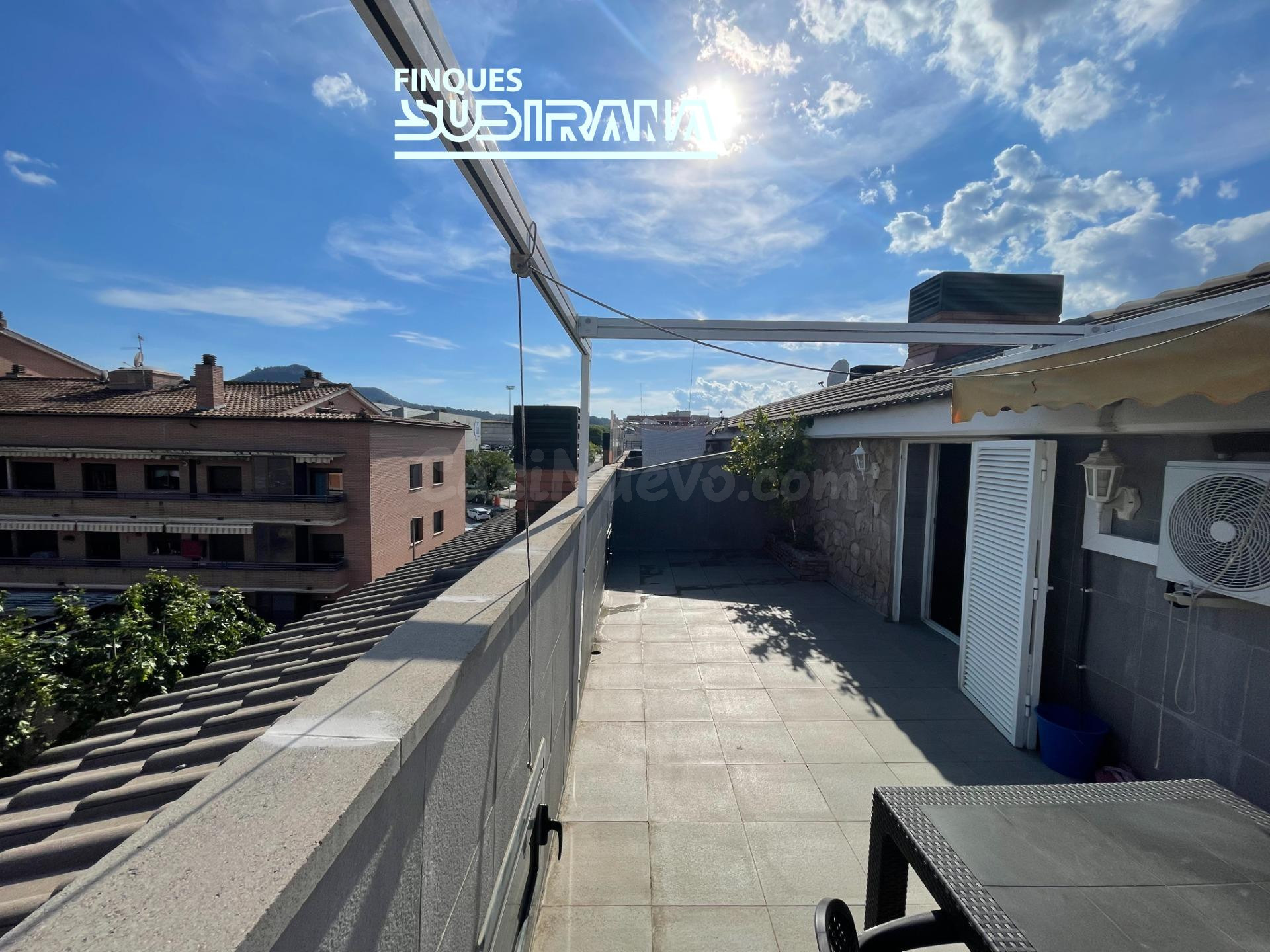 Amplio dúplex exterior con terraza, chimenea y sala polivale - foto 4