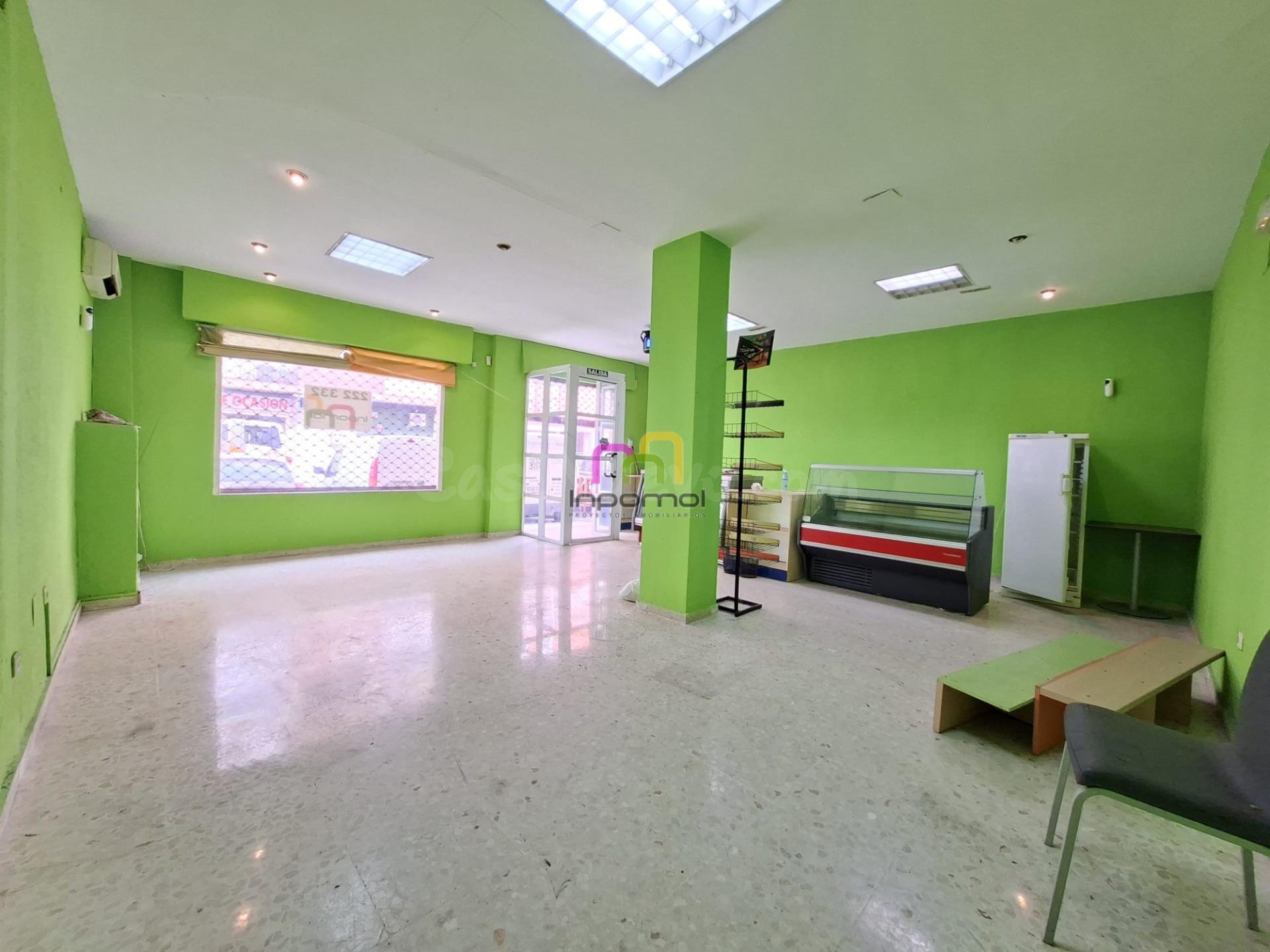 AMPLIO LOCAL CON 2 ESCAPARATES ZONA MARÍA AUXILIADORA, BADAJOZ!
