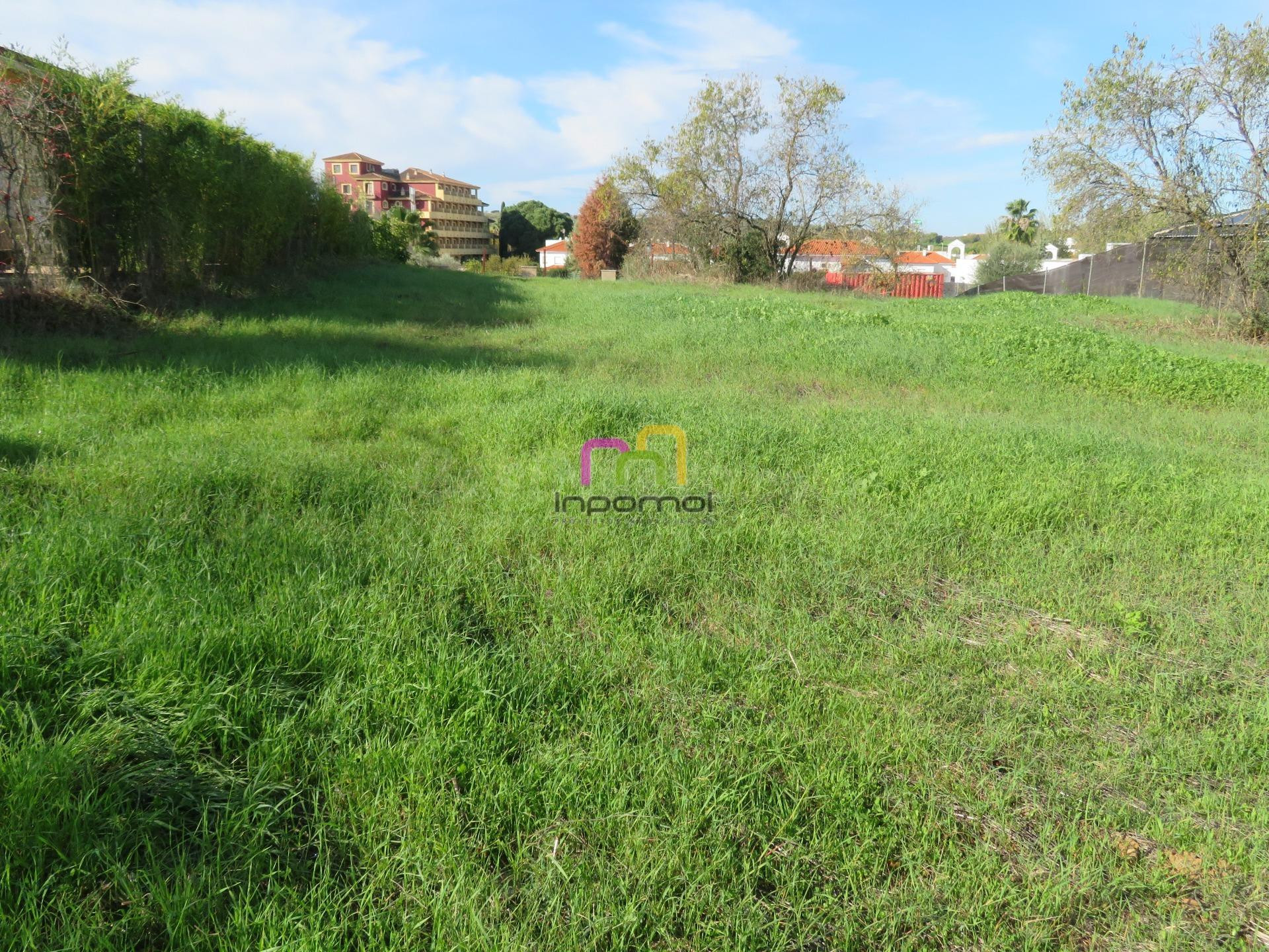 OPORTUNIDAD: PARCELA URBANIZADA EN CAMPO DE GOLF; BADAJOZ