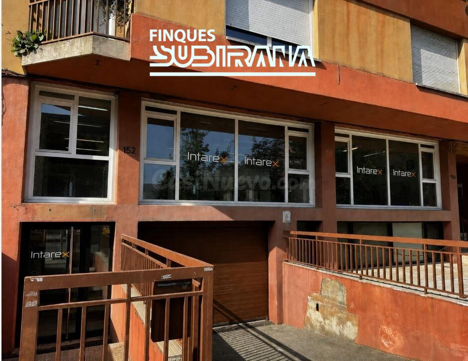 Local comercial lluminós i versàtil en una ubicació excel·lent a Igualada, zona Poble sec.