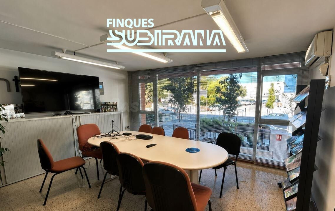 Local comercial lluminós i versàtil en una ubicació excel·le - foto 2