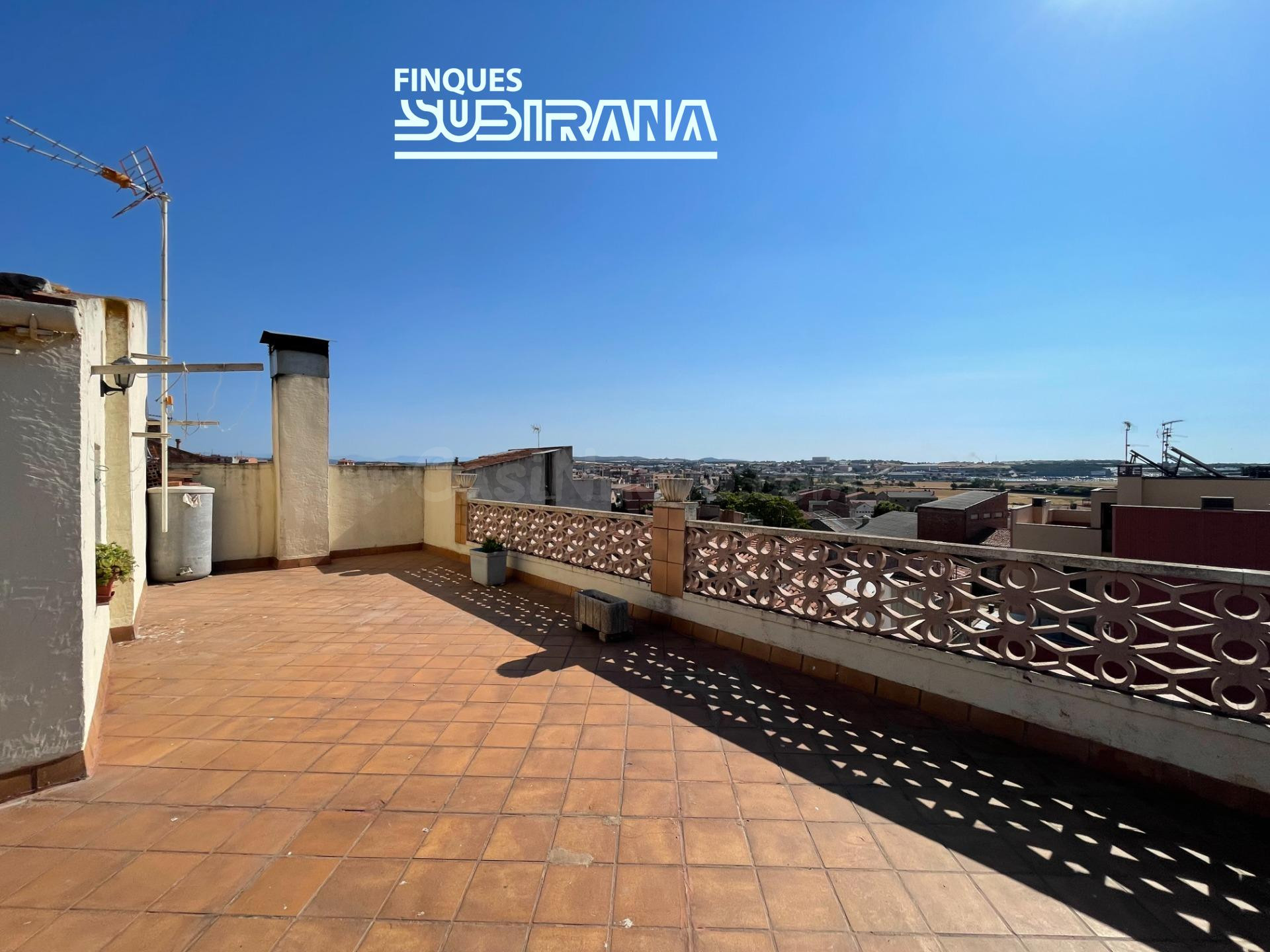 Pis ampli de 165 m2 amb garatge i gran terrassa al Barri Nou - foto 3