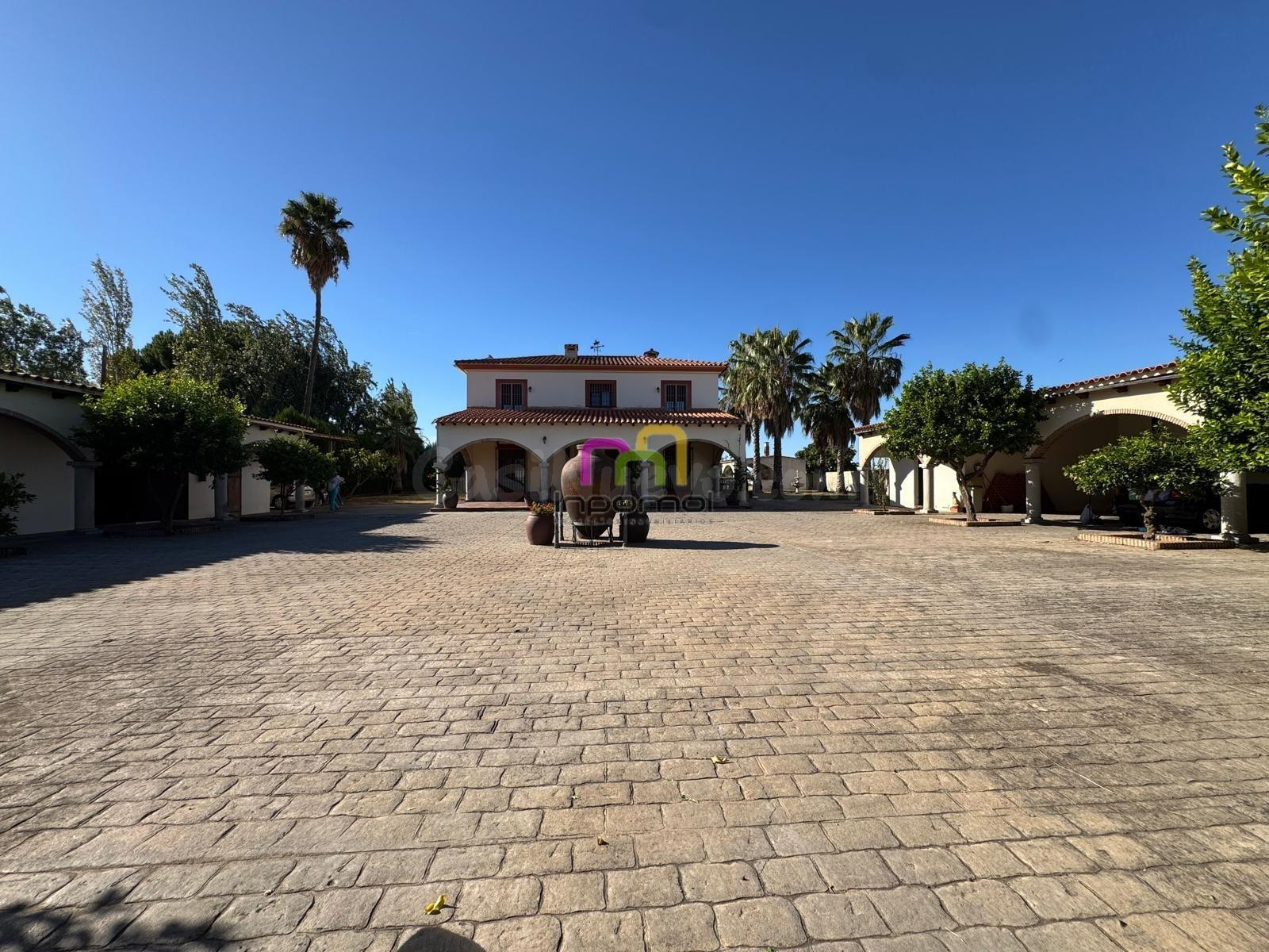 EXCLUSIVO CHALET INDEPENDIENTE EN BADAJOZ .