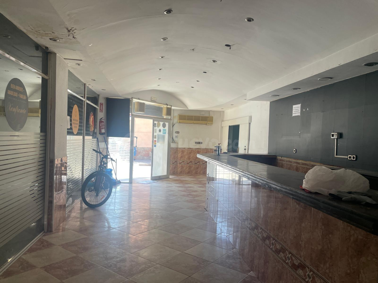 LOCAL COMERCIAL JUNTO A PLAZA CATALUNYA, 122 M2. ESQUINERO.  - foto 2