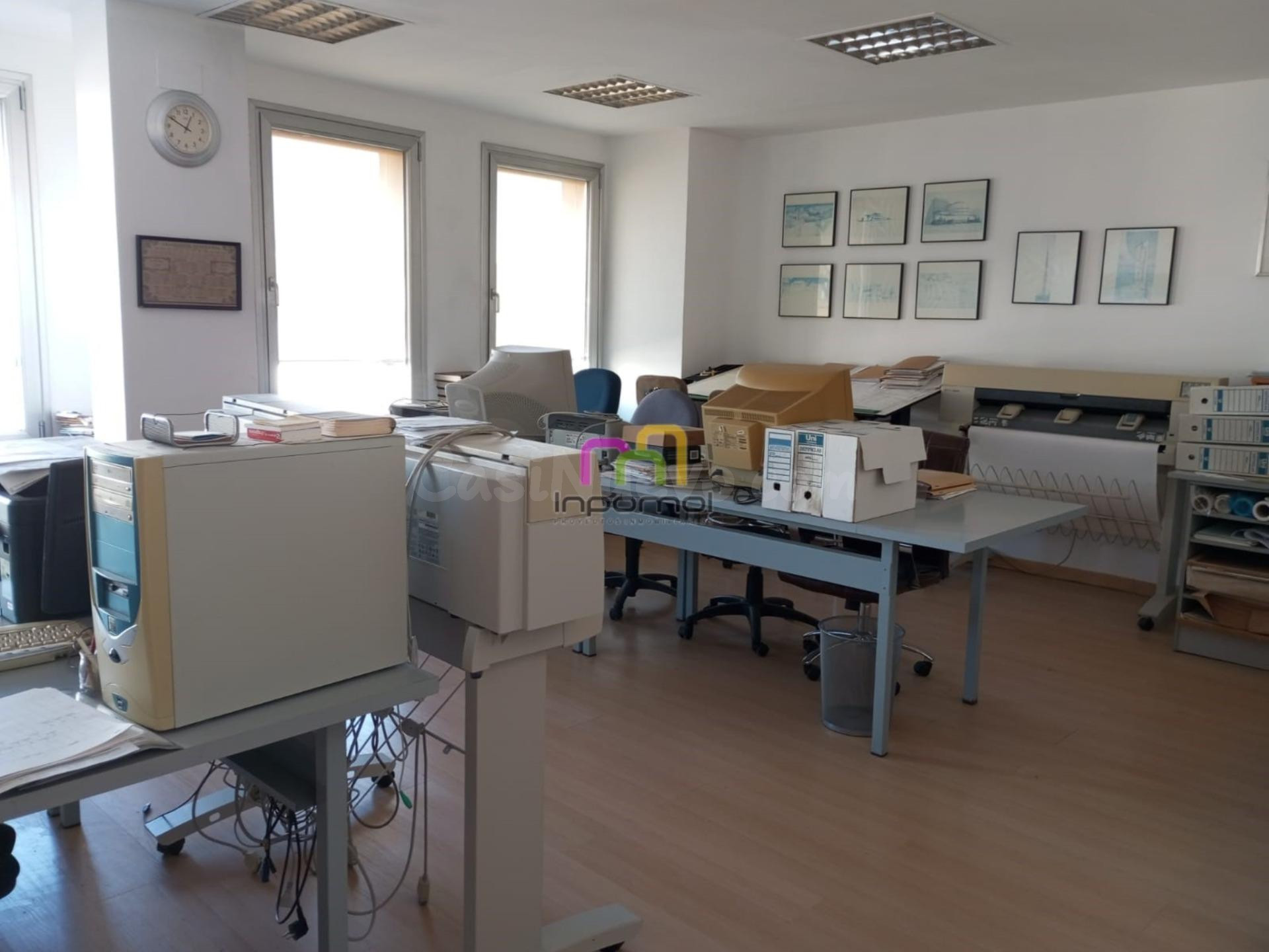 AMPLIA OFICINA MUY BIEN UBICADA; BADAJOZ: ¡TU ESPACIO IDEAL PARA CRECER!