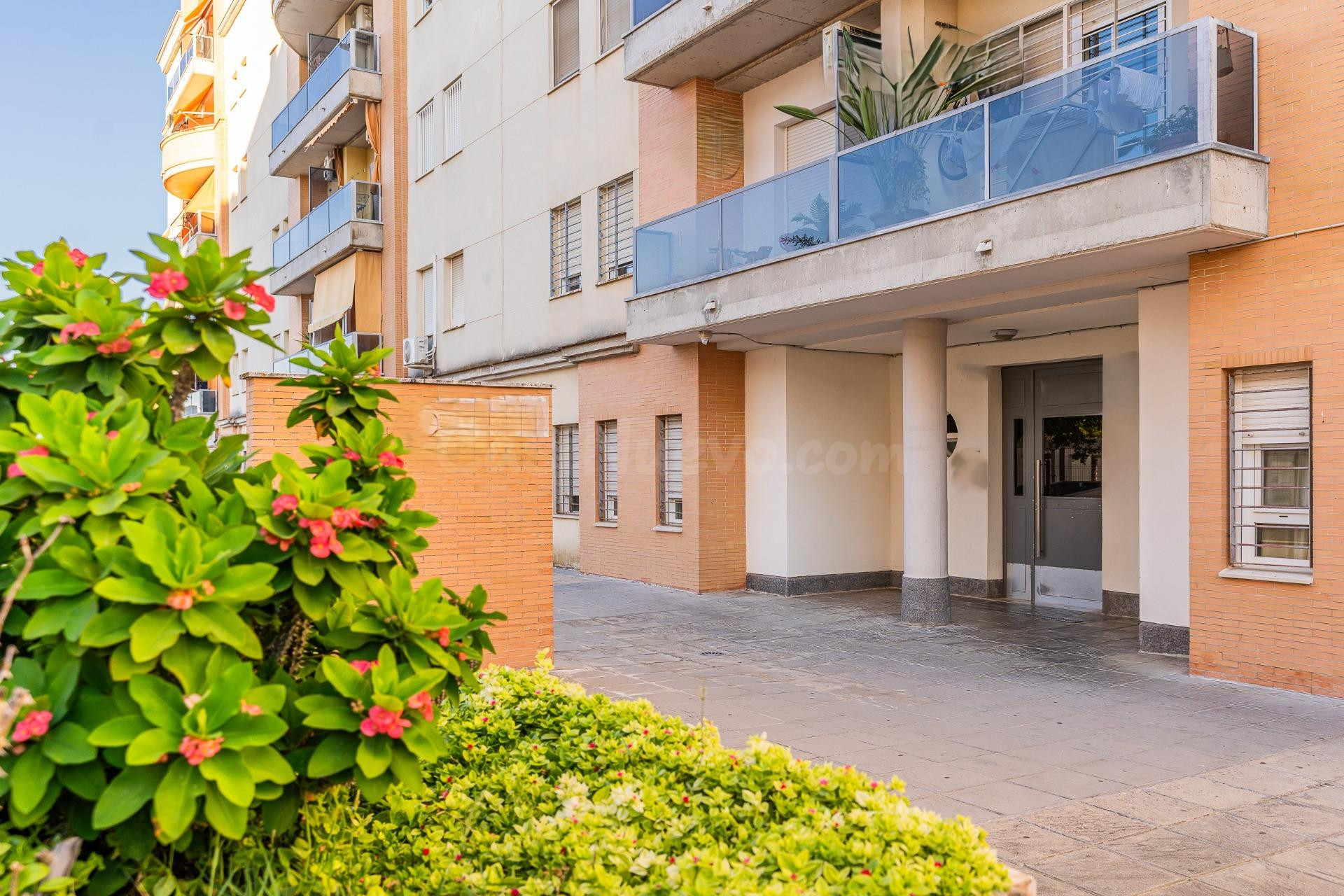 MODERNO APARTAMENTO DE 2 DORMITORIOS, PATIO, GARAJE Y ASCENSOR. - foto 2