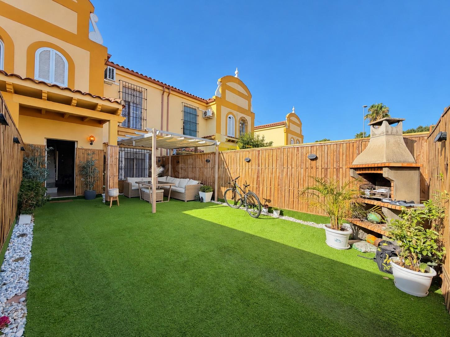 ADOSADA REFORMADA EN URBANIZACIÓN CARTUJA ESTE CON 2 PATIOS