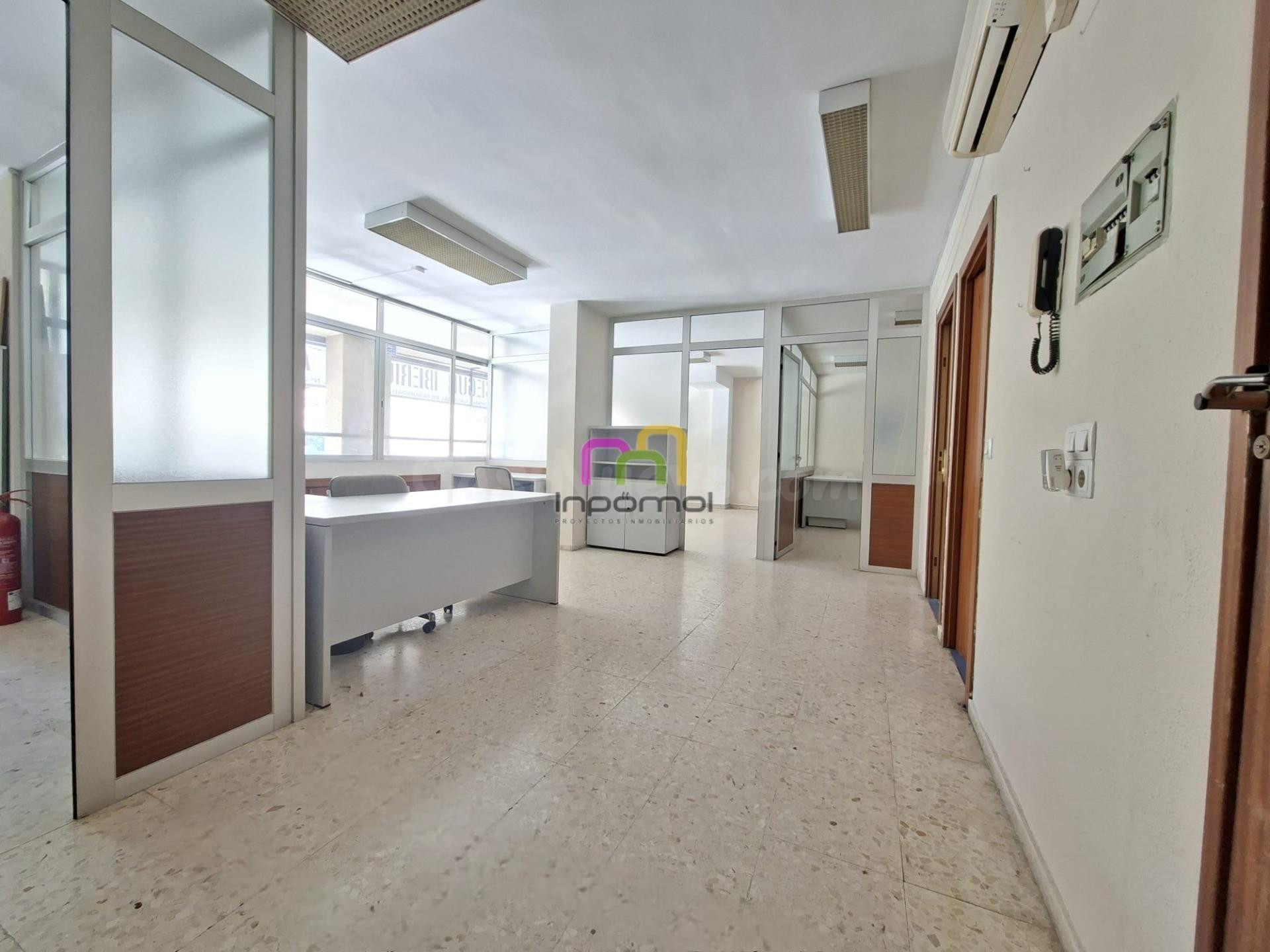 OFICINA EN VENTA EN EL CENTRO DE BADAJOZ - CON POSIBILIDAD DE ADAPTACIÓN A VIVIENDA - foto 2