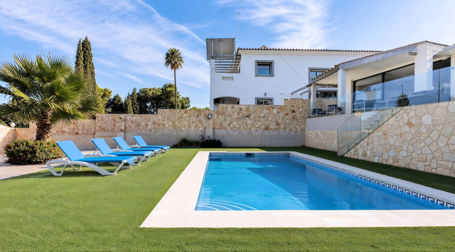 EL PINAR, TORREMOLINOS: CINCO DORMITORIOS, ENERGÍA SOLAR Y U - foto 4