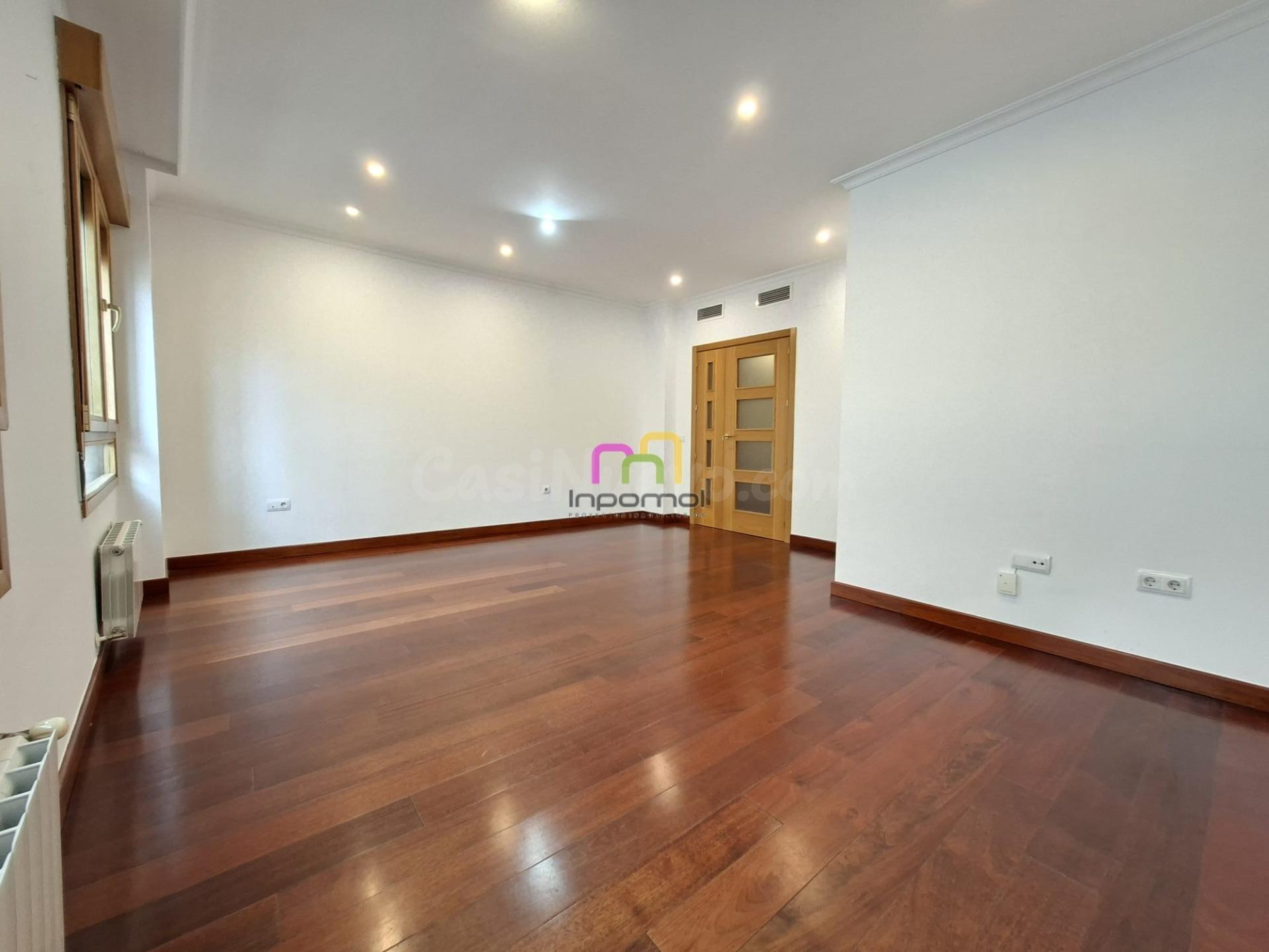 ALQUILER SIN MUEBLES - AMPLIO APARTAMENTO EN EL CORAZÓN DE BADAJOZ