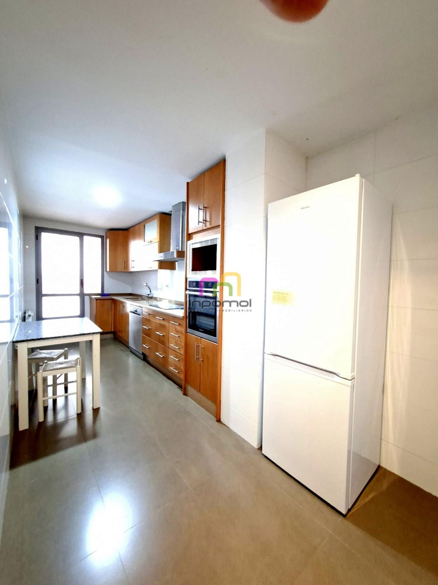 ALQUILER SIN MUEBLES - AMPLIO APARTAMENTO EN EL CORAZÓN DE BADAJOZ - foto 5