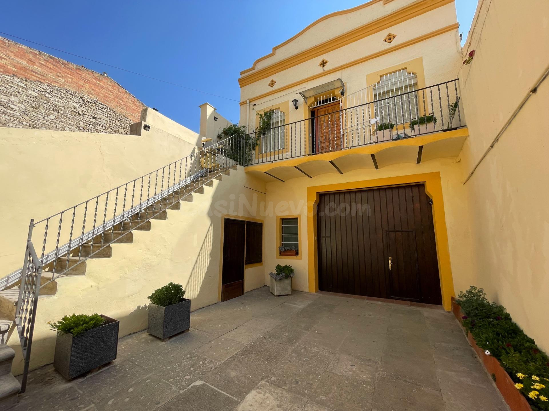 Magnífica casa amb encant a Calaf, gran pati i totalment equ