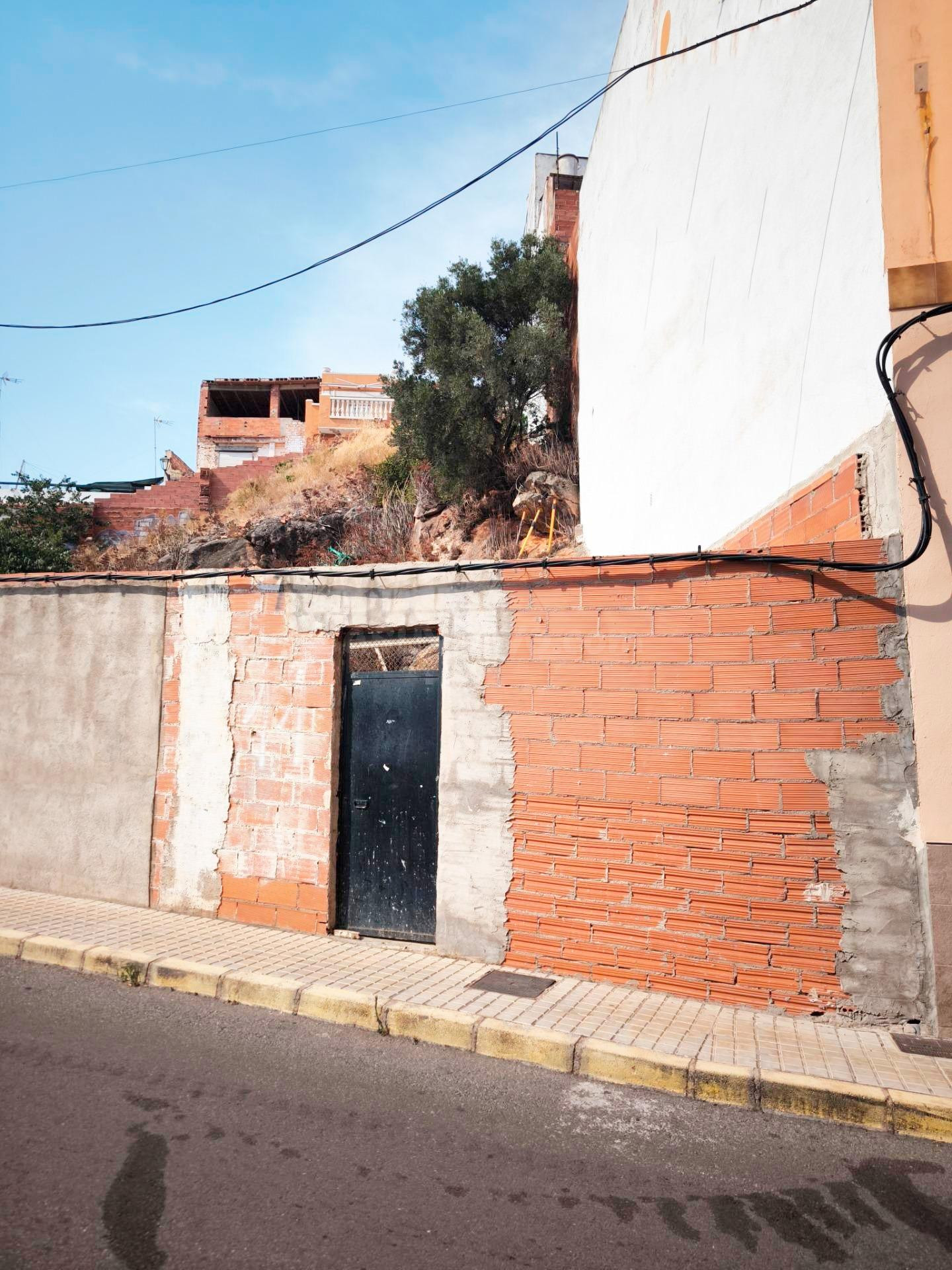 Oportunidad de Inversión: Excelente Solar Urbano en La Vall 