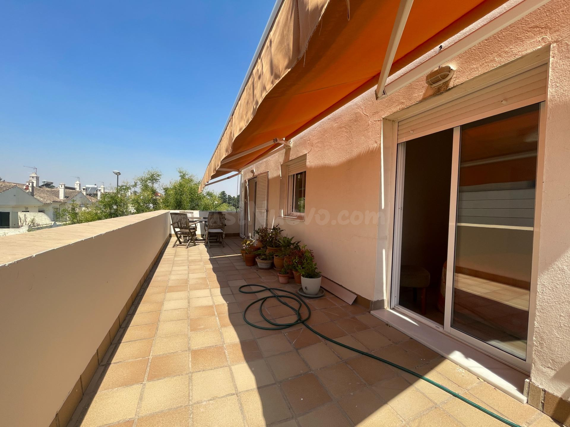 PRECIOSO PISO EN EL ALTILLO CON TERRAZA PRIVATIVA DE 21 M2 Y PARKING EN SUBTERRÁNEO - foto 2