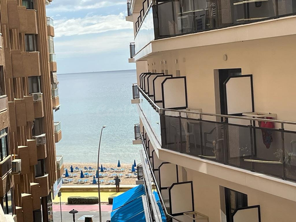 Apartamento de 3 dorm. convertido en 2 dorm, 1ºa linea lateral en Benidorm esquina paseo de poniente