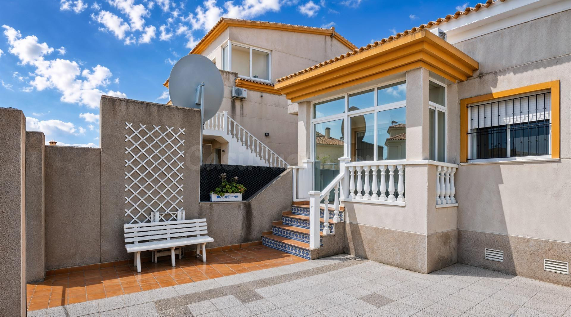 CASTALLA INTERNACIONAL: DOS DORMITORIOS, PATIO, PISCINA Y APARCAMIENTO EN LA PUERTA!! - foto 3