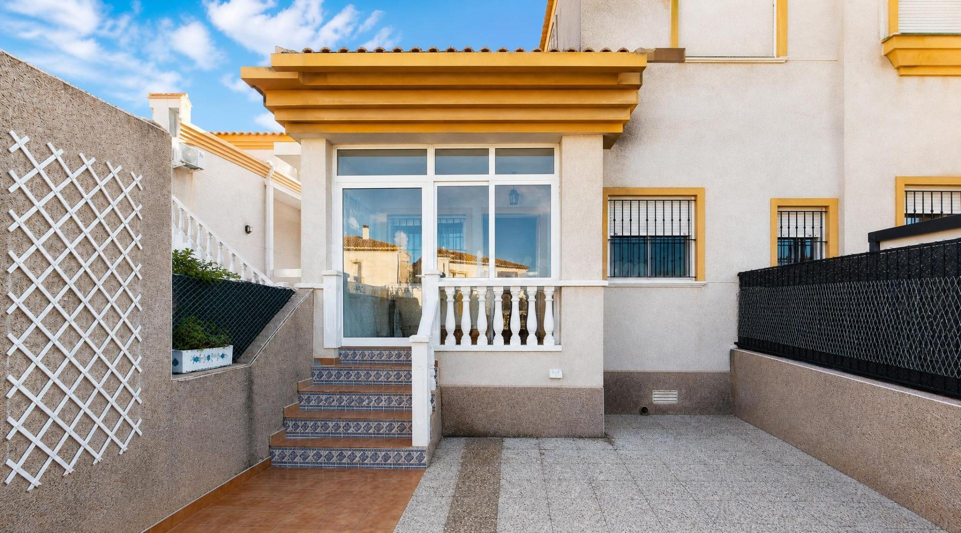 CASTALLA INTERNACIONAL: DOS DORMITORIOS, PATIO, PISCINA Y APARCAMIENTO EN LA PUERTA!! - foto 4