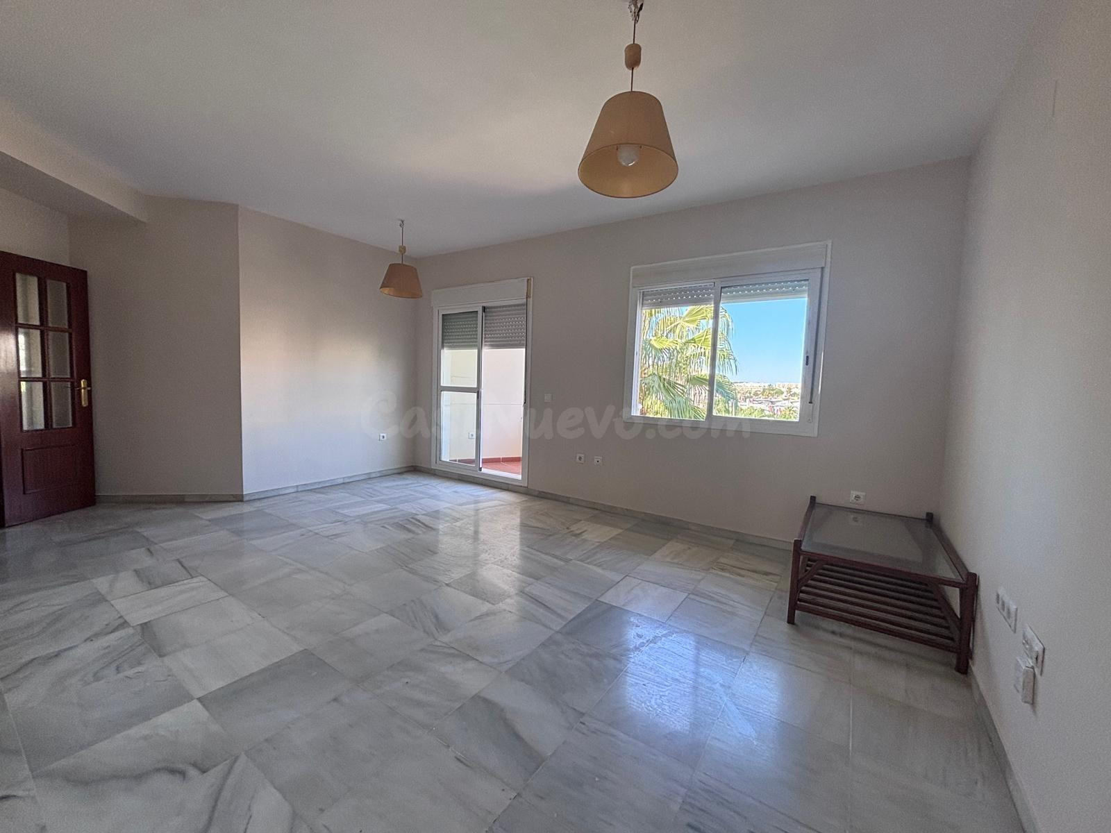 BONITO PISO EN ENTREPARQUES II.  ¡PARA ENTRAR A VIVIR! INCLUYE PLAZA DE PARKING Y AMPLIO TRASTERO EN SUBTERRÁNEO. - foto 2