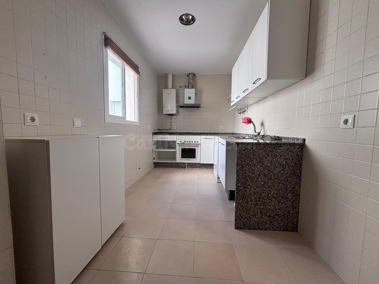 BONITO PISO EN ENTREPARQUES II.  ¡PARA ENTRAR A VIVIR! INCLUYE PLAZA DE PARKING Y AMPLIO TRASTERO EN SUBTERRÁNEO. - foto 4