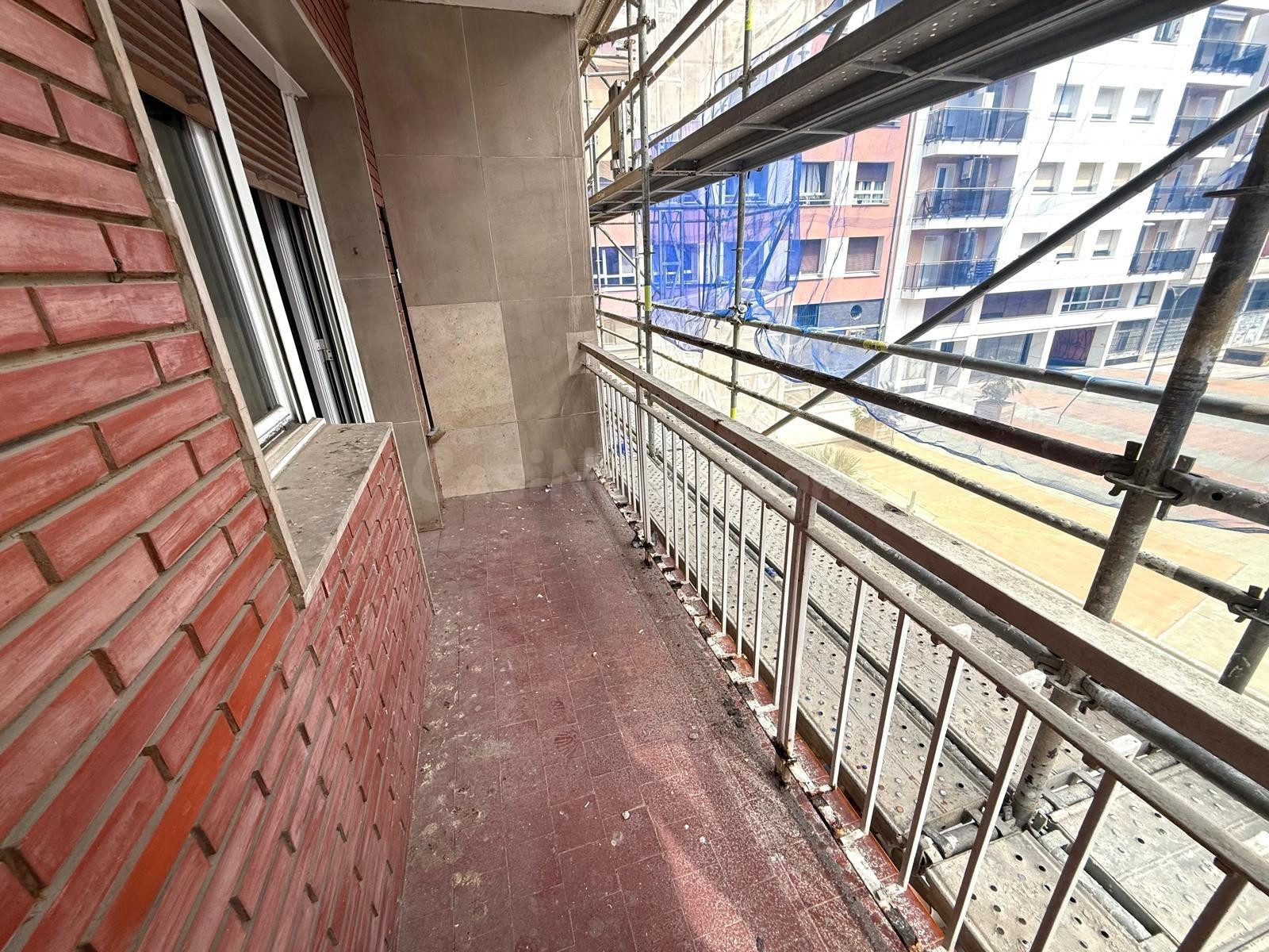 SUPER PISO EN AMARA CON MUCHOS METROS PARA REFORMAR - foto 3
