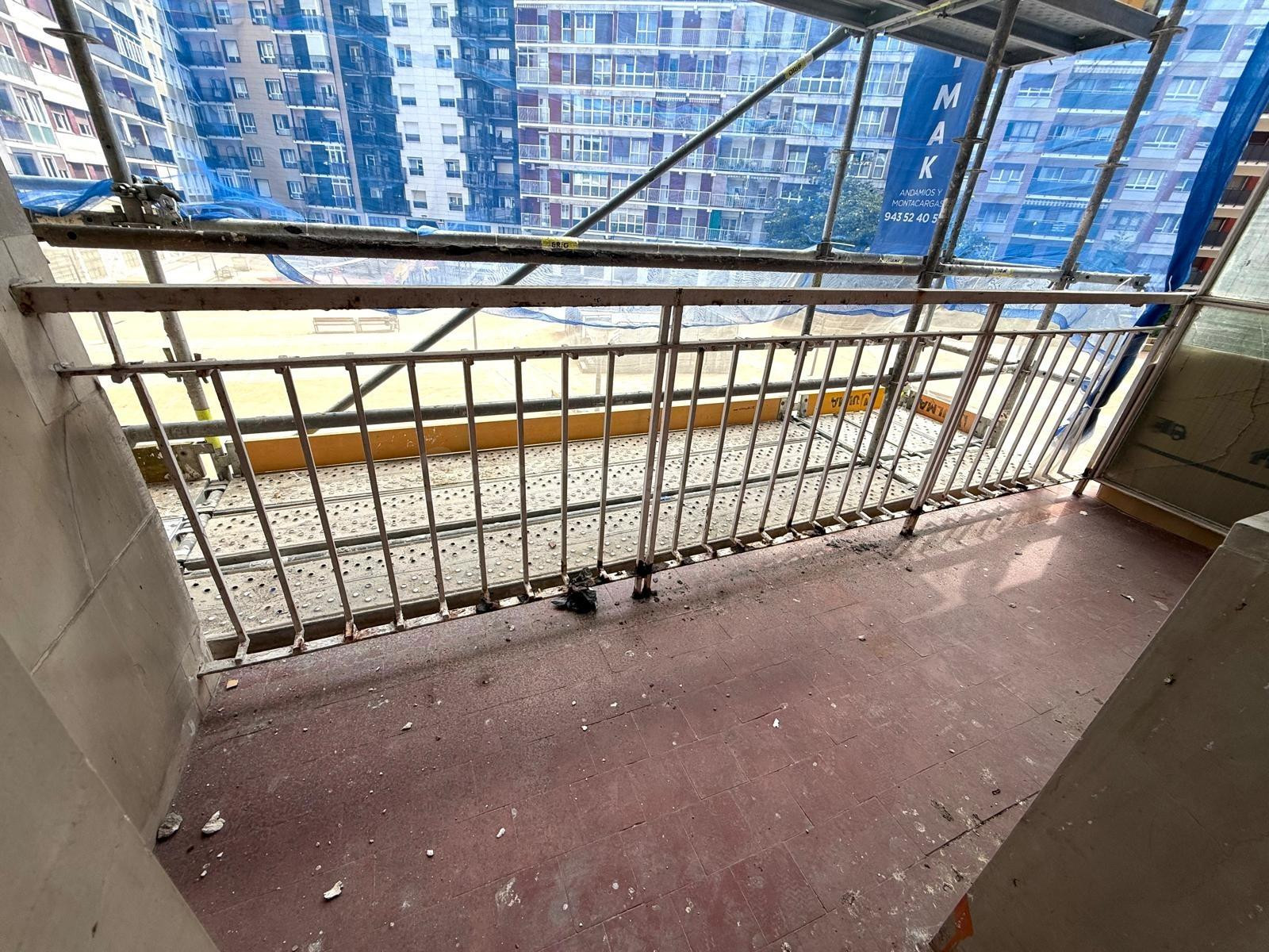 SUPER PISO EN AMARA CON MUCHOS METROS PARA REFORMAR - foto 4