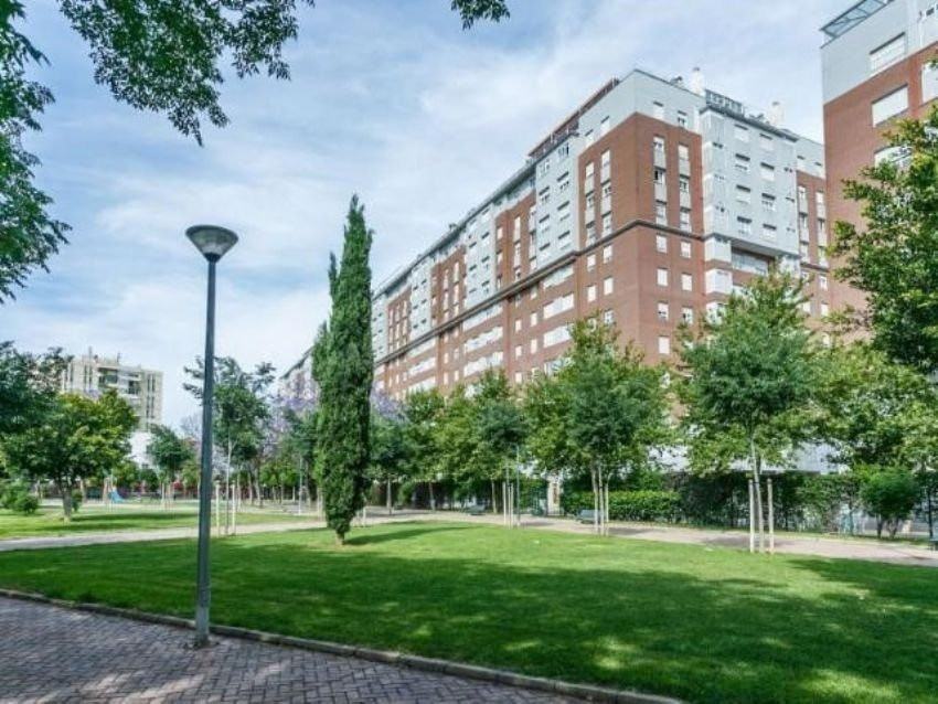 PISO SEMINUEVO CON PLAZA DE GARAJE Y PISCINA CLIMATIZADA - foto 3