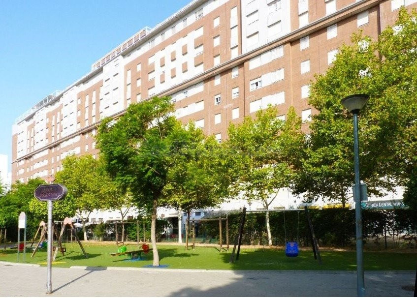 PISO SEMINUEVO CON PLAZA DE GARAJE Y PISCINA CLIMATIZADA - foto 5