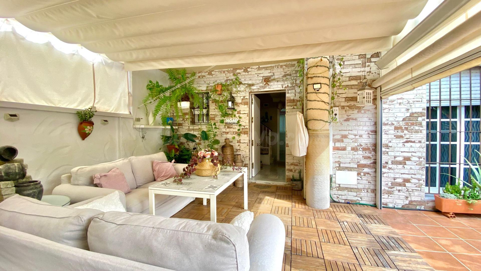 Magnifica unifamiliar adosada de cinco dormitorios, dos baños y un aseo - Urbanización El Pinar - foto 2