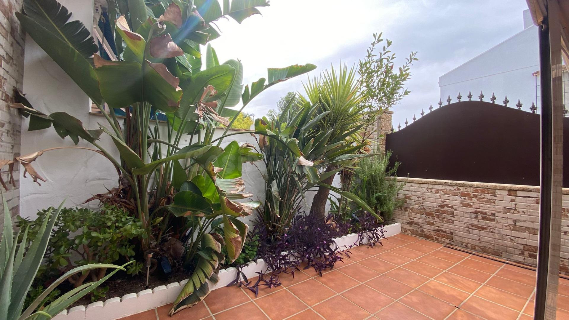 Magnifica unifamiliar adosada de cinco dormitorios, dos baños y un aseo - Urbanización El Pinar - foto 5
