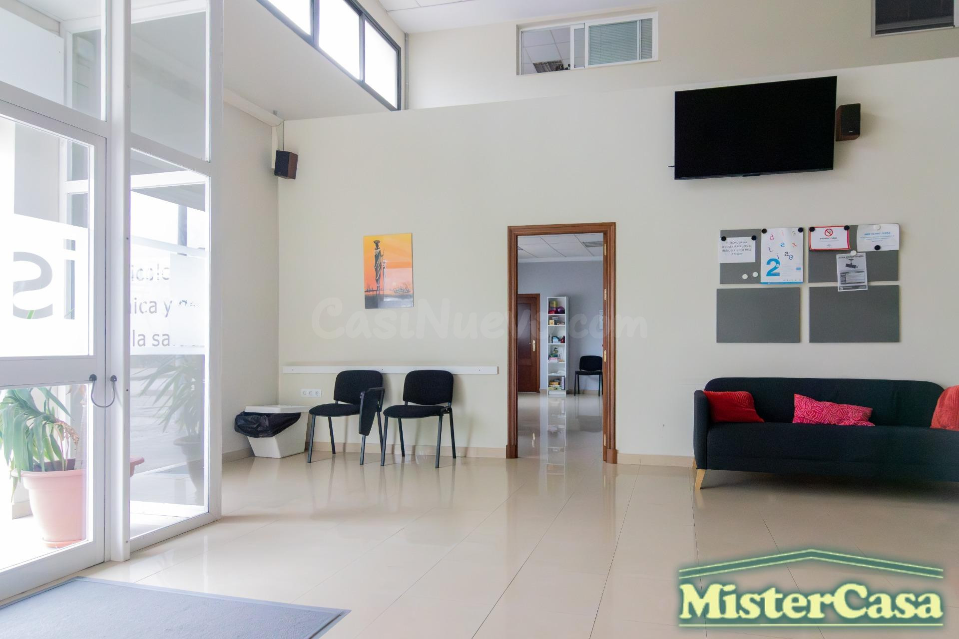 Exclusiva: Edificio singular con clínica y naves, MULTIPLES  - foto 2