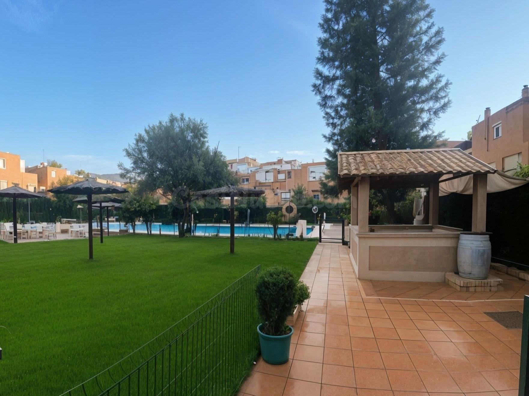 CASA ADOSADA CON PISCINA COMUNITARIA - foto 2