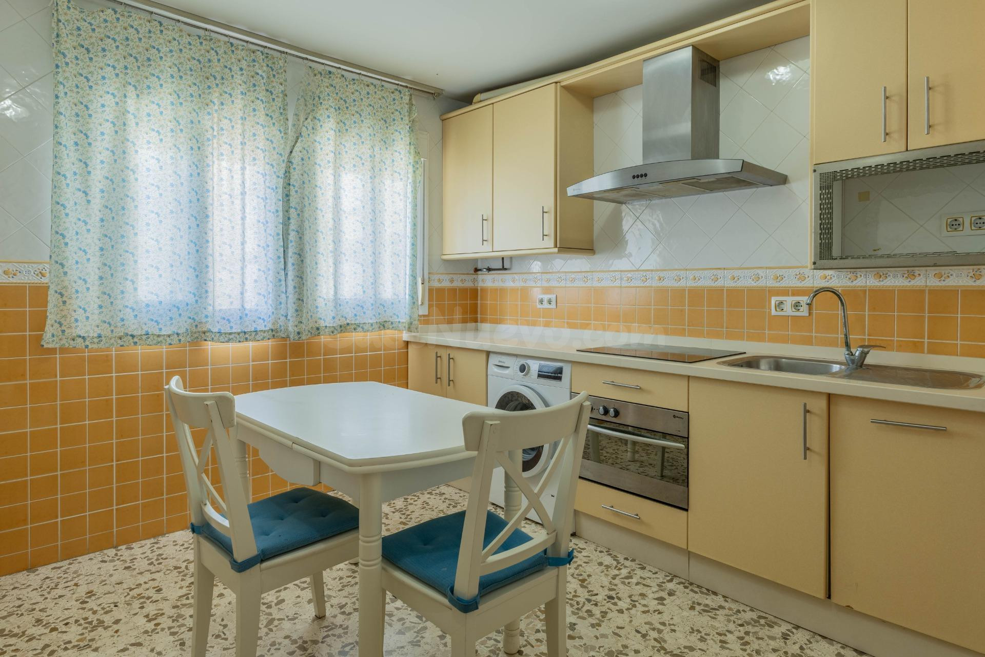 EXCLUSIVA!! Amplio y Luminoso Piso  2 dormitorios y 1 baño . Junto al Hospital