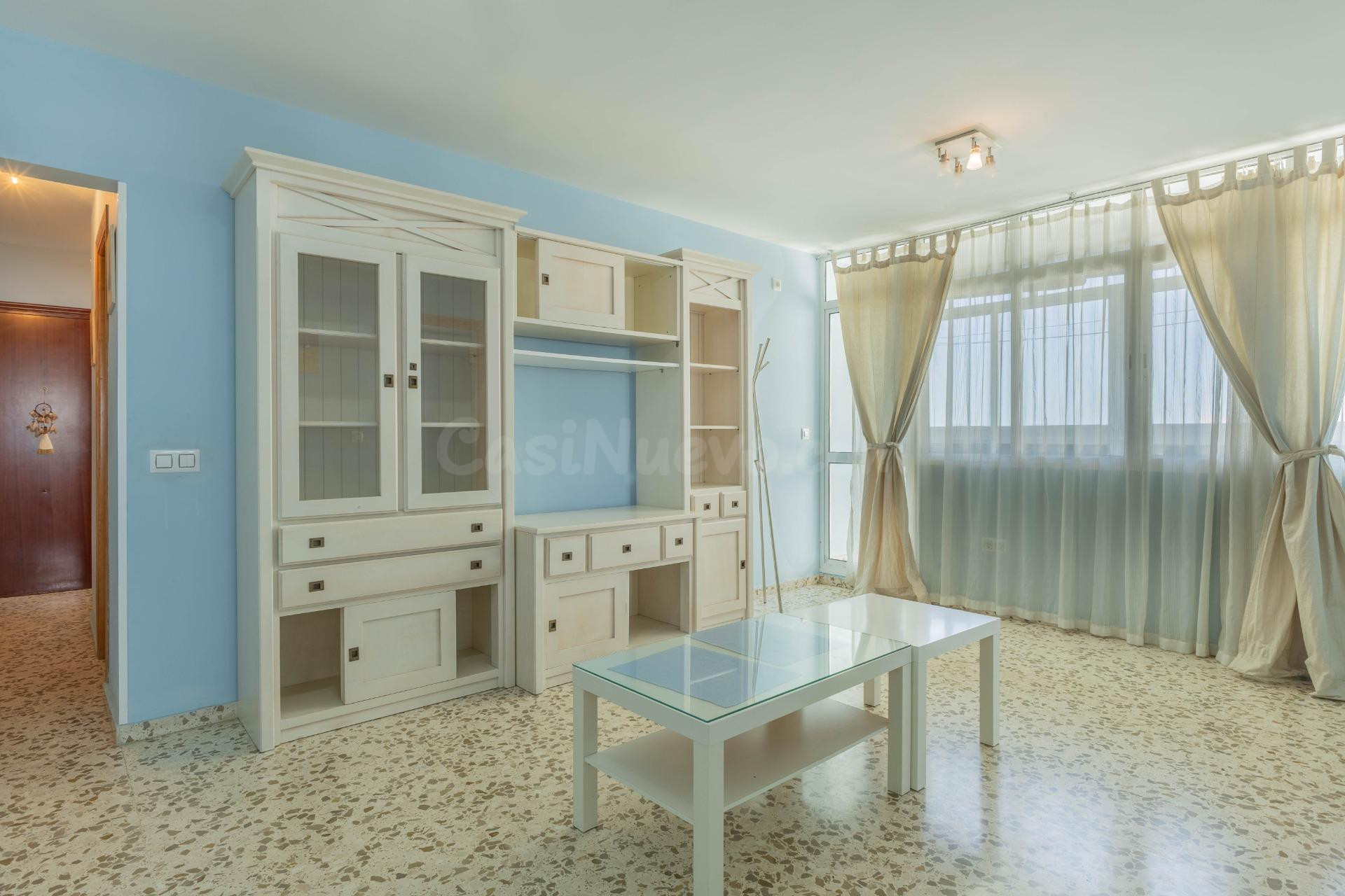EXCLUSIVA!! Amplio y Luminoso Piso  2 dormitorios y 1 baño . Junto al Hospital - foto 2