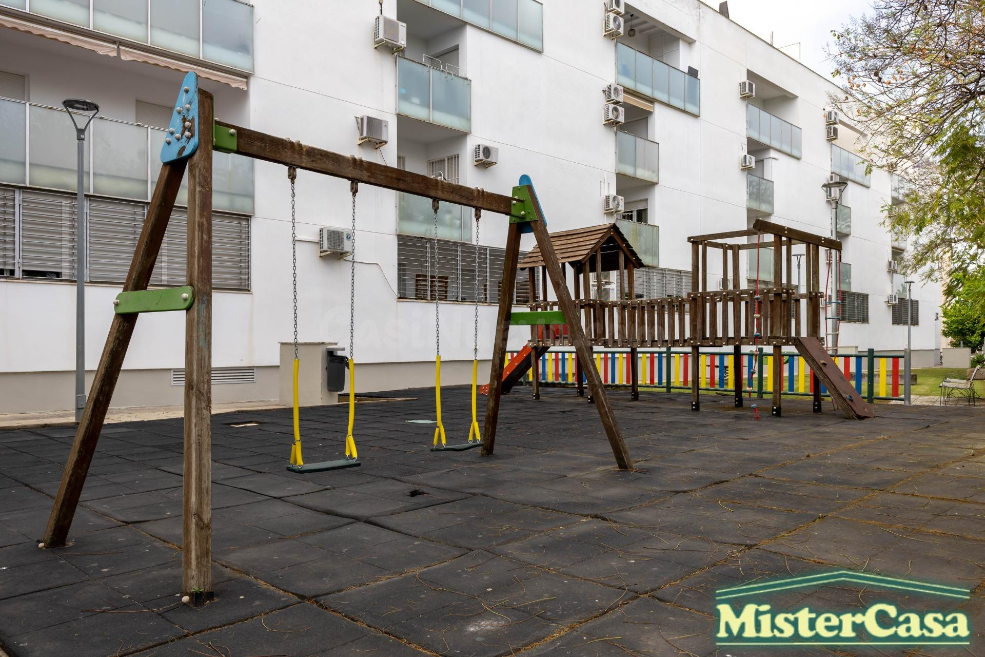 EXCLUSIVA . Ático Dúplex . Zona norte .  Gran terraza-solarium de 52m2. 4 dormitorios , 2 baños .Garaje .VPO