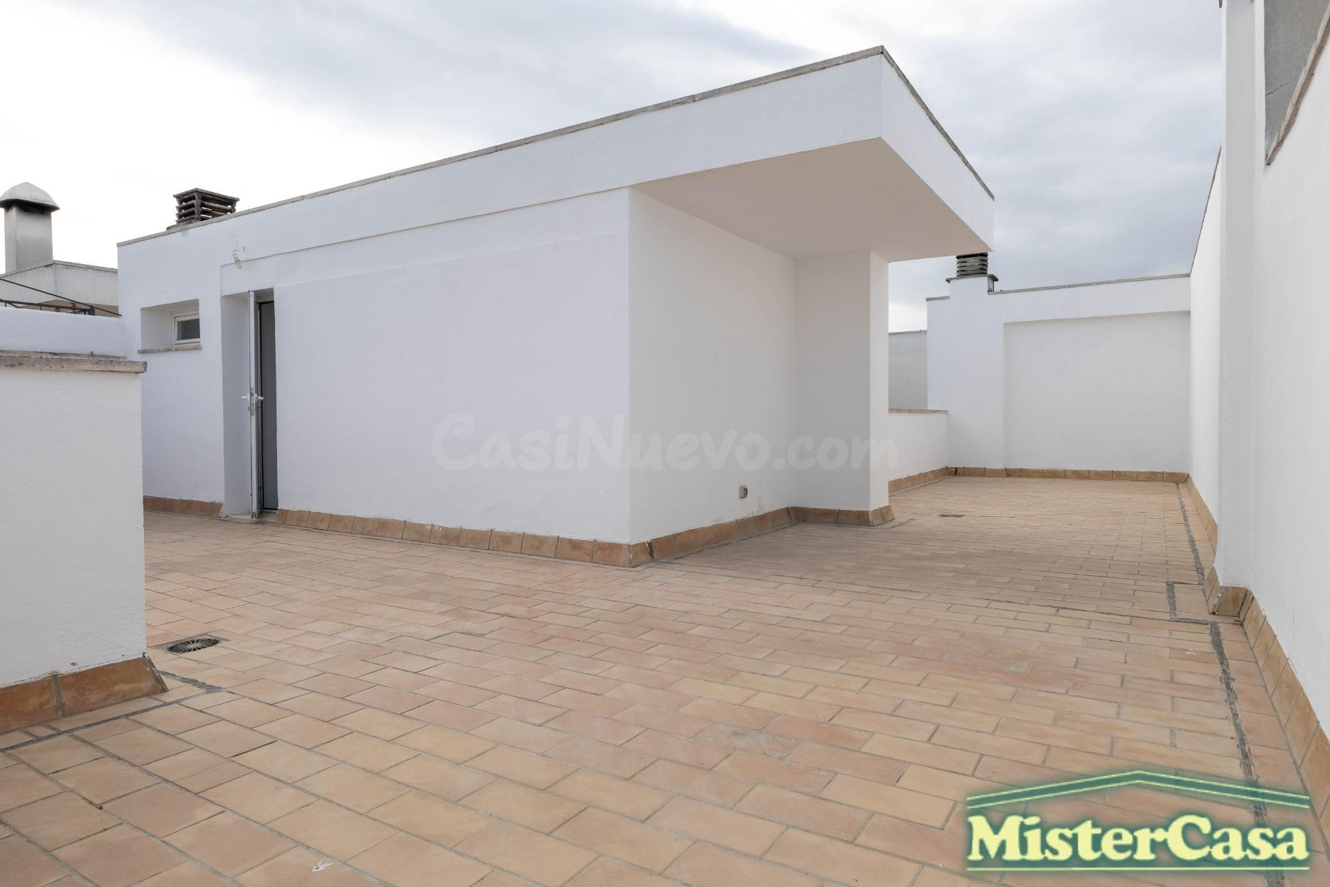 EXCLUSIVA . Ático Dúplex . Zona norte .  Gran terraza-solarium de 52m2. 4 dormitorios , 2 baños .Garaje .VPO - foto 2