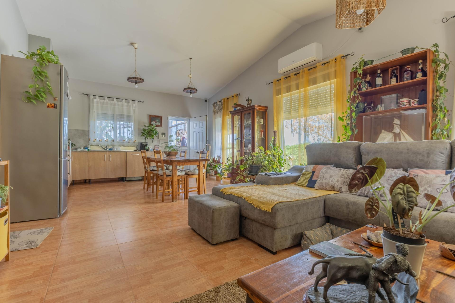 EXCLUSIVA! Chalet independiente . 3 dormitorios , 2 baños , piscina , pista de baloncesto /tenis y garaje en parcela de 21.000m2 . Jerez de la Frontera - foto 3