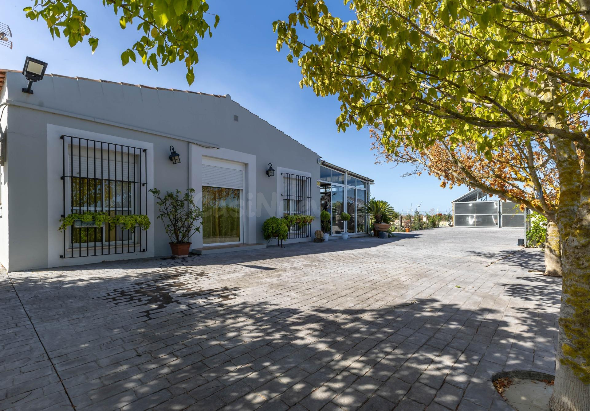 EXCLUSIVA! Chalet independiente . 3 dormitorios , 2 baños , piscina , pista de baloncesto /tenis y garaje en parcela de 21.000m2 . Jerez de la Frontera - foto 5