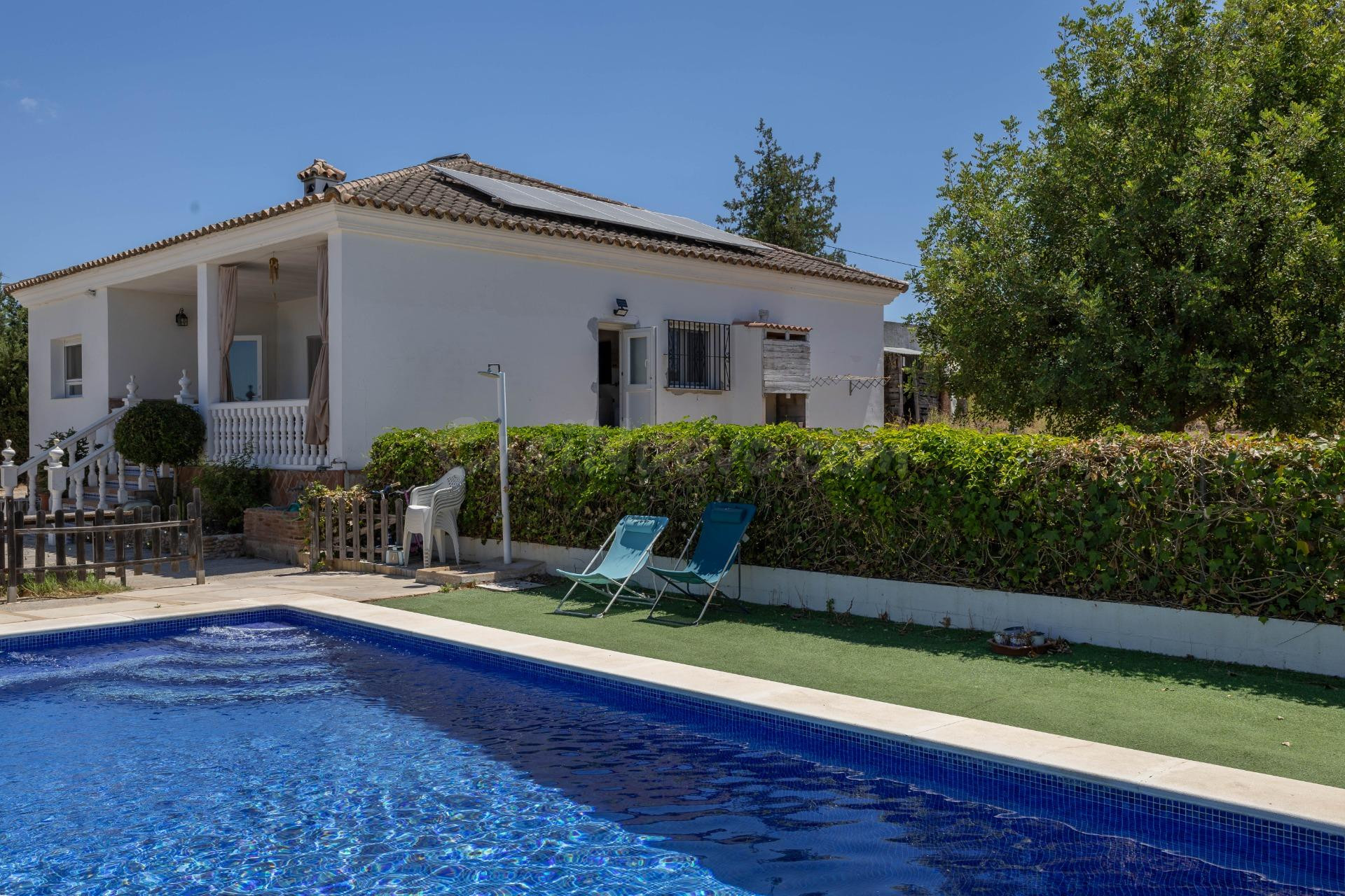 ¡EXCLUSIVA! Finca autosostenible con vivienda, piscina y más