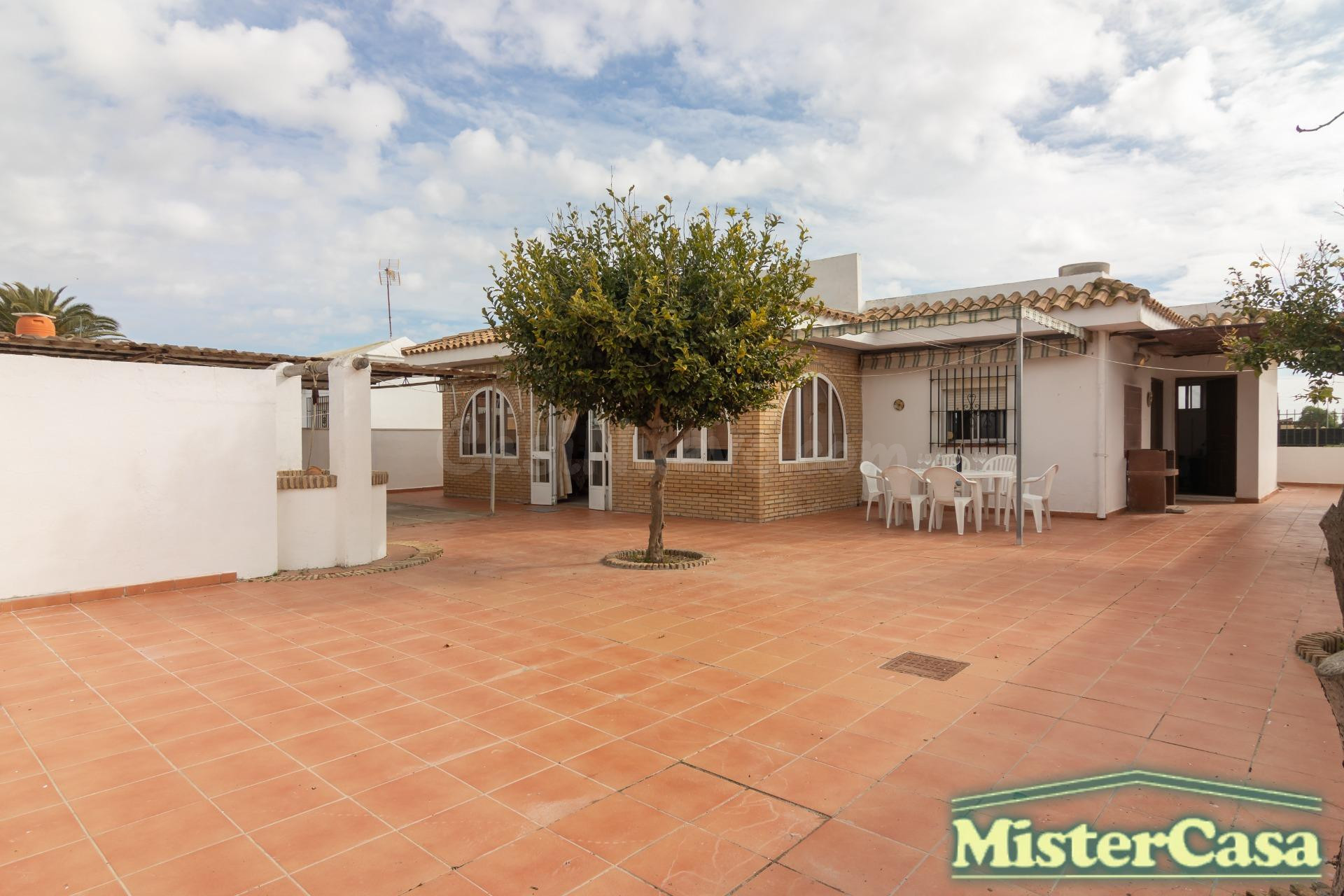 ¡EXCLUSIVA ! Estupendo chalet independiente . 4 dormitorios , 2 baños . Rota