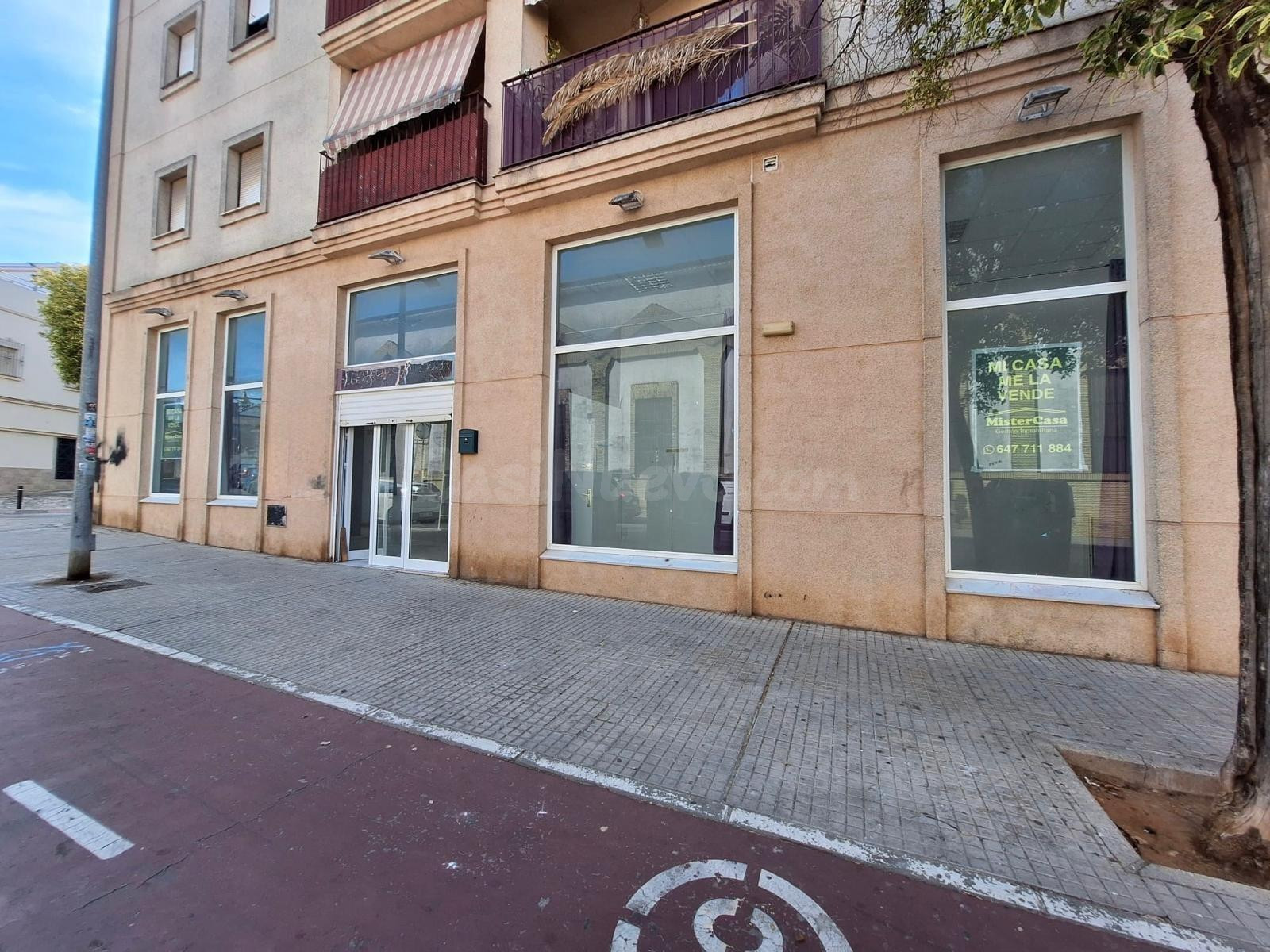 Alquiler: Amplio local comercial de 206 m2, con gran visibilidad y 9 escaparates.