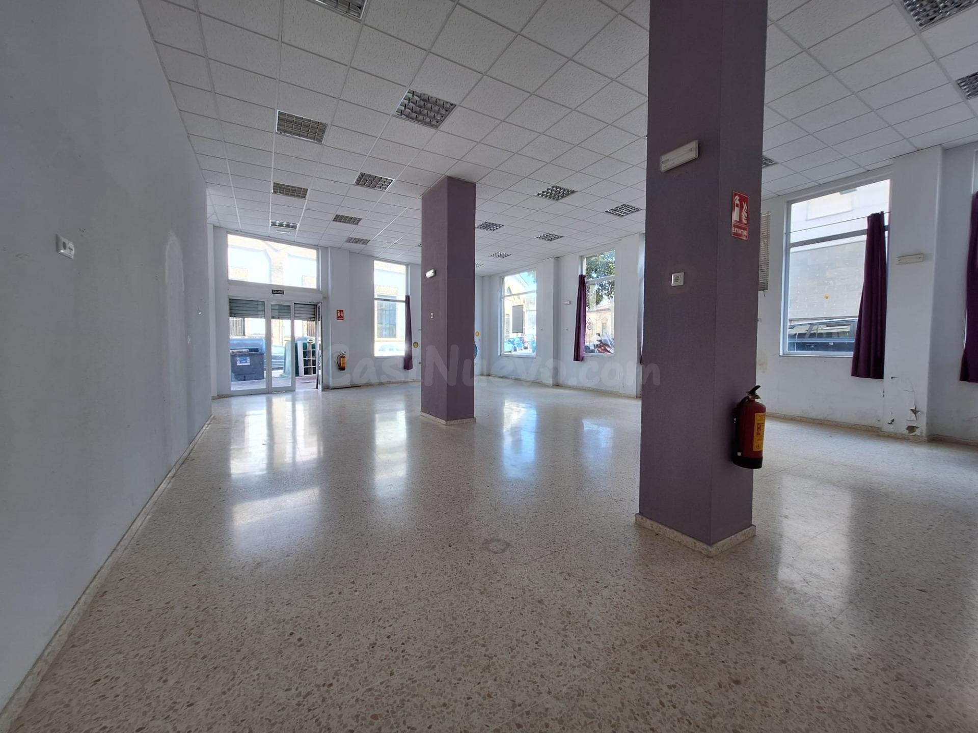 Alquiler: Amplio local comercial de 206 m2, con gran visibilidad y 9 escaparates. - foto 3