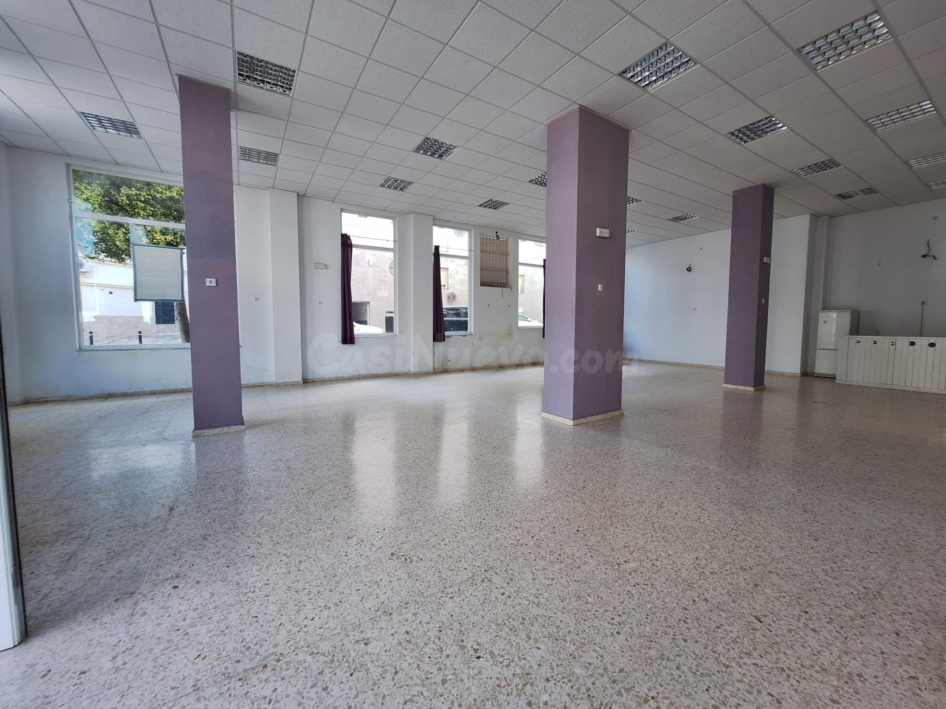 Alquiler: Amplio local comercial de 206 m2, con gran visibilidad y 9 escaparates. - foto 4