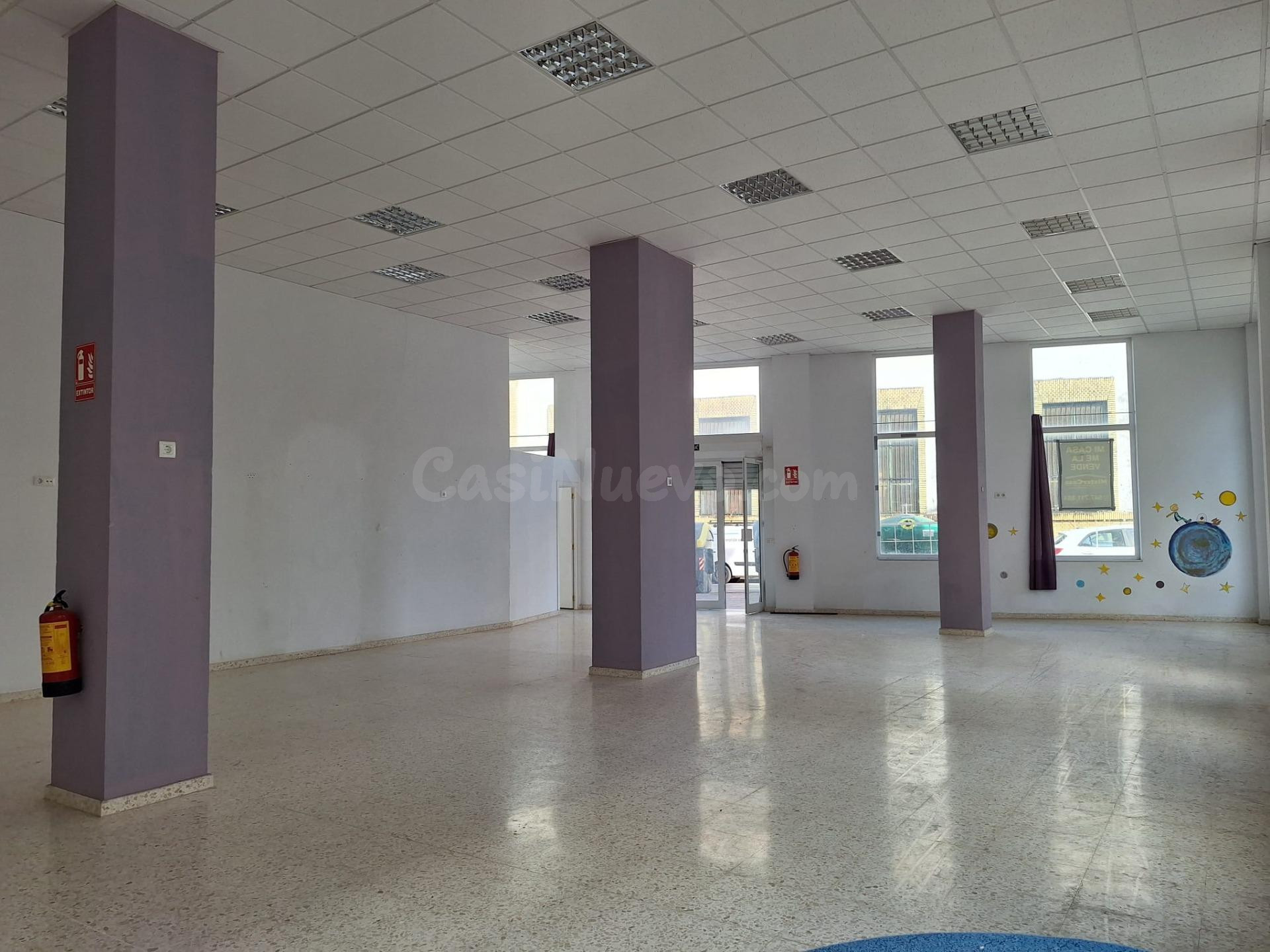 Alquiler: Amplio local comercial de 206 m2, con gran visibilidad y 9 escaparates. - foto 5