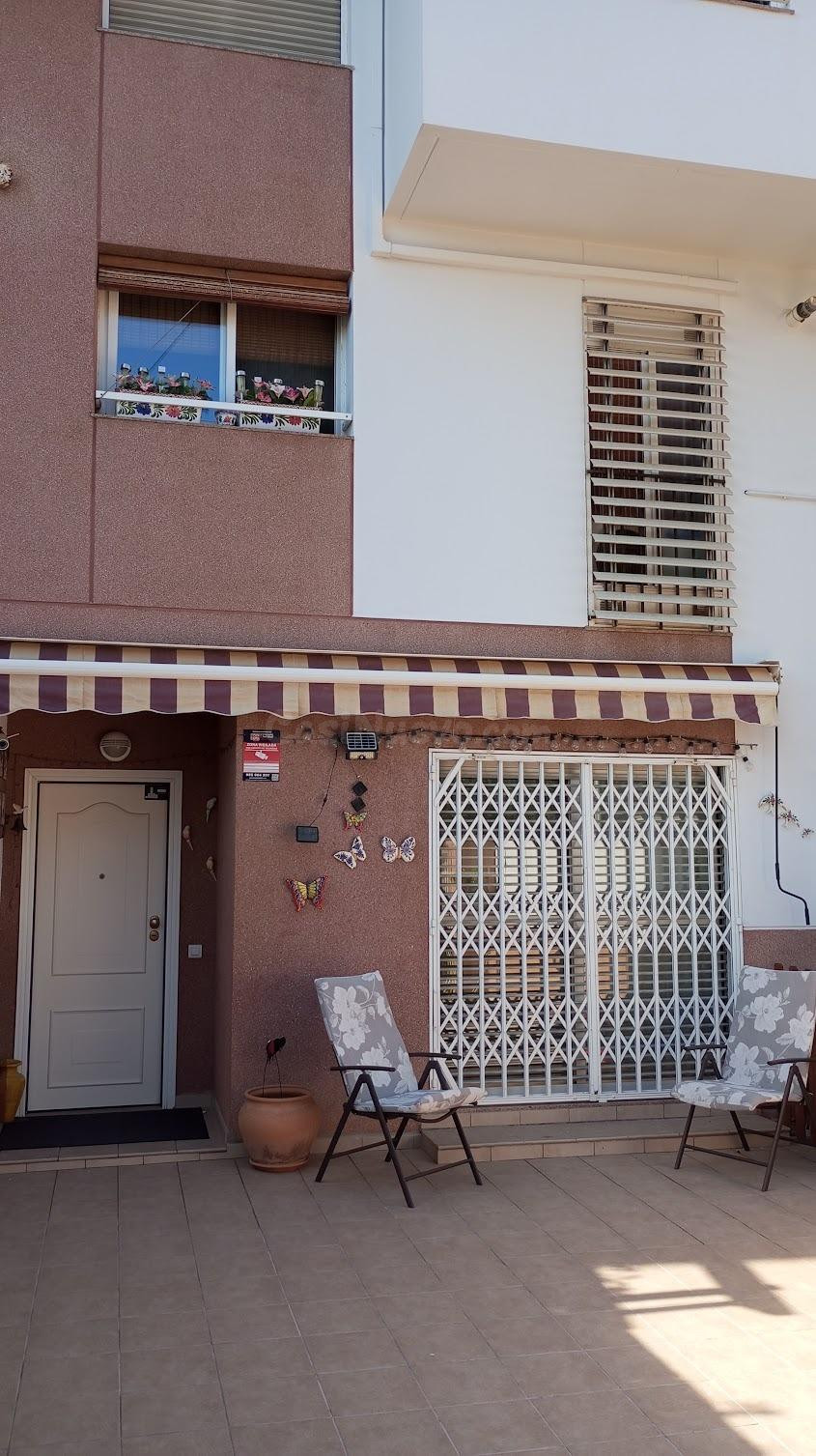 Ref -08651 Salico ofrece este amplio chalet adosado de 254 m2 con garaje doble, buhardilla y terrazas en Vila-real.