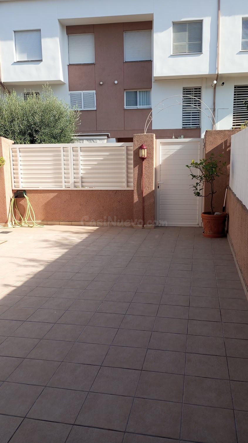 Ref -08651 Salico ofrece este amplio chalet adosado de 254 m2 con garaje doble, buhardilla y terrazas en Vila-real. - foto 2